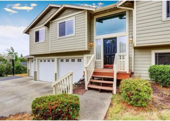 Pressure washing as the most effective cleaning method: how to clean vinyl siding properly