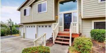 Pressure washing as the most effective cleaning method: how to clean vinyl siding properly