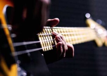 How to play the bass guitar