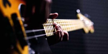How to play the bass guitar