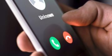12 SLEUTHING TRICKS YOU CAN USE RIGHT NOW TO PROTECT YOURSELF FROM A CREEPY CALLER