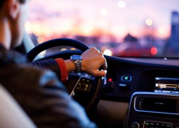 These are the 15 Bad Driving Habits You Need to Stop