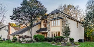 How to choose a certified commercial pictures contractor
