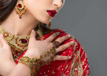Must have gold jewellery pieces for a classy look at each occasion