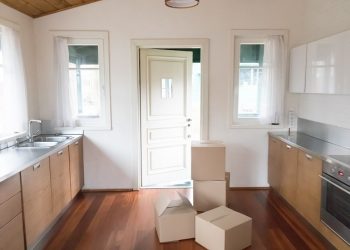 Most people can comfortably manage the basics of moving. What to do on Moving Day, how to organize our belongings, and the best way to pack unique items.