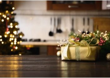 How to Buy a New Wood Table as a Gift