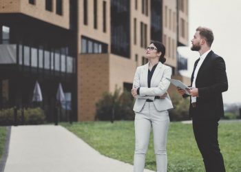 5 Factors to Consider When Buying an Apartment Complex