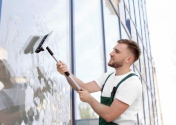 5 Clear Benefits of Hiring Professional Window Washing Services