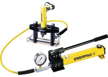 How to use a hydraulic flange spreader?