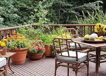 How to choose your composite decking and oak colour for your garden