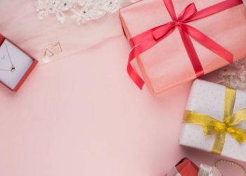 8 Luxurious & Thoughtful Gift Ideas to Consider For Her