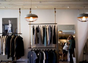 How to Buy Men’s Wholesale Clothing