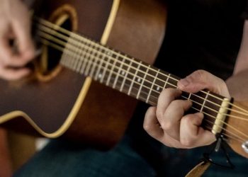 A Few Simple Guitar Learning Tips for Busy Adults