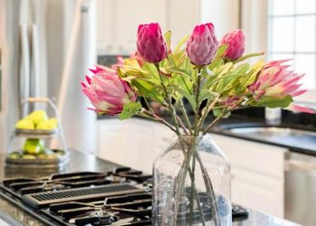 How to give your kitchen a colorful look with flowers