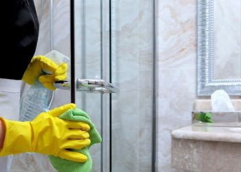 A STEP BY STEP GUIDE TO CLEAN A HOTEL GLASS SHOWER DOOR