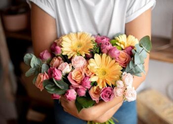 How Can You Make a Sola Wood Flower Bouquet Stand Out?