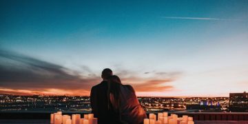 3 Pros & 3 Cons of Getting Married in College