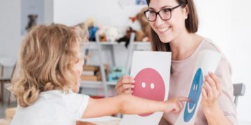 Benefits of Taking Your Kid to a School with a Therapist
