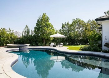 Do you have a pool in your backyard? Then here are 6 must haves for you.