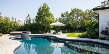 Do you have a pool in your backyard? Then here are 6 must haves for you.