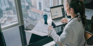 How is data analytics software used in healthcare?