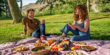 4 Essential Items to Take With You on a Picnic
