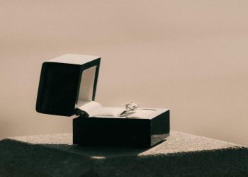 How to Shop for Engagement Rings: 4 Things You Should Know