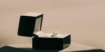 How to Shop for Engagement Rings: 4 Things You Should Know