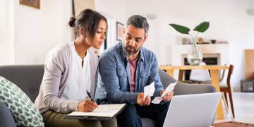 What are the pros and cons to investing in a business ? 