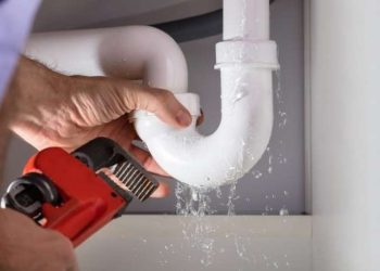 Plumbing Problems Don’t Wait: The Benefits of Hiring an Emergency Plumber