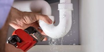 Plumbing Problems Don’t Wait: The Benefits of Hiring an Emergency Plumber