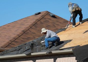 5 Common Mistakes Homeowners Make When Hiring a Roofing Contractor