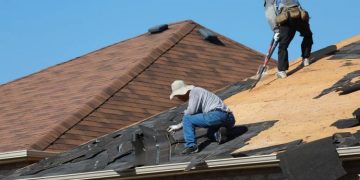 5 Common Mistakes Homeowners Make When Hiring a Roofing Contractor