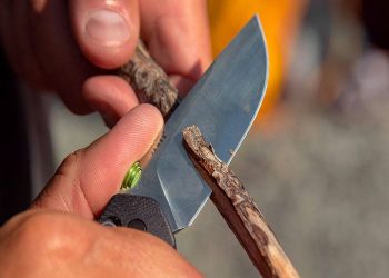 6 REASONS WHY YOU SHOULD OWN A HUNTING KNIFE