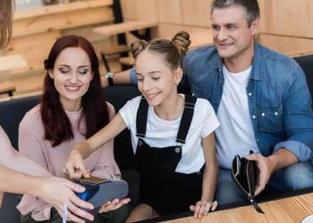 How to Help Your Kids Build a Good Credit History