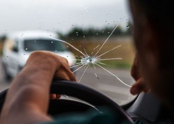 The Dangers of Driving with a Cracked Windshield