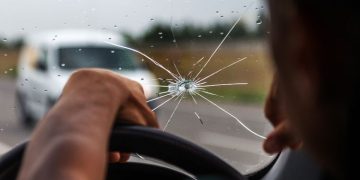 The Dangers of Driving with a Cracked Windshield