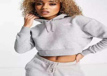 Why Bloggers Are Raving About the Cropped Fleece Hoodie Trend