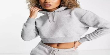 Why Bloggers Are Raving About the Cropped Fleece Hoodie Trend