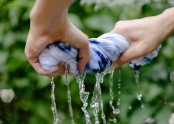 How Do You Get Curry Stains Out of Oilcloth?