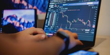 Bitcoin vs. US Market: Dynamic Dance
