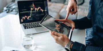 Contango and Backwardation Explained: Oil Trading and the Futures Curve