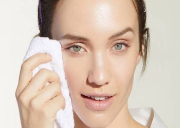 Morning vs. Night: When to Use Exfoliating Cleansers in Your Skincare Routine