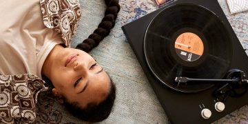 Record Players And Why They Are Making a Comeback – The Vinyl Renaissance